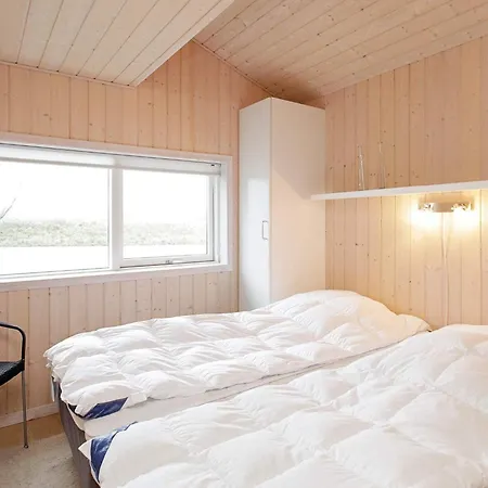 6 Person In Tranekaer-by Traum